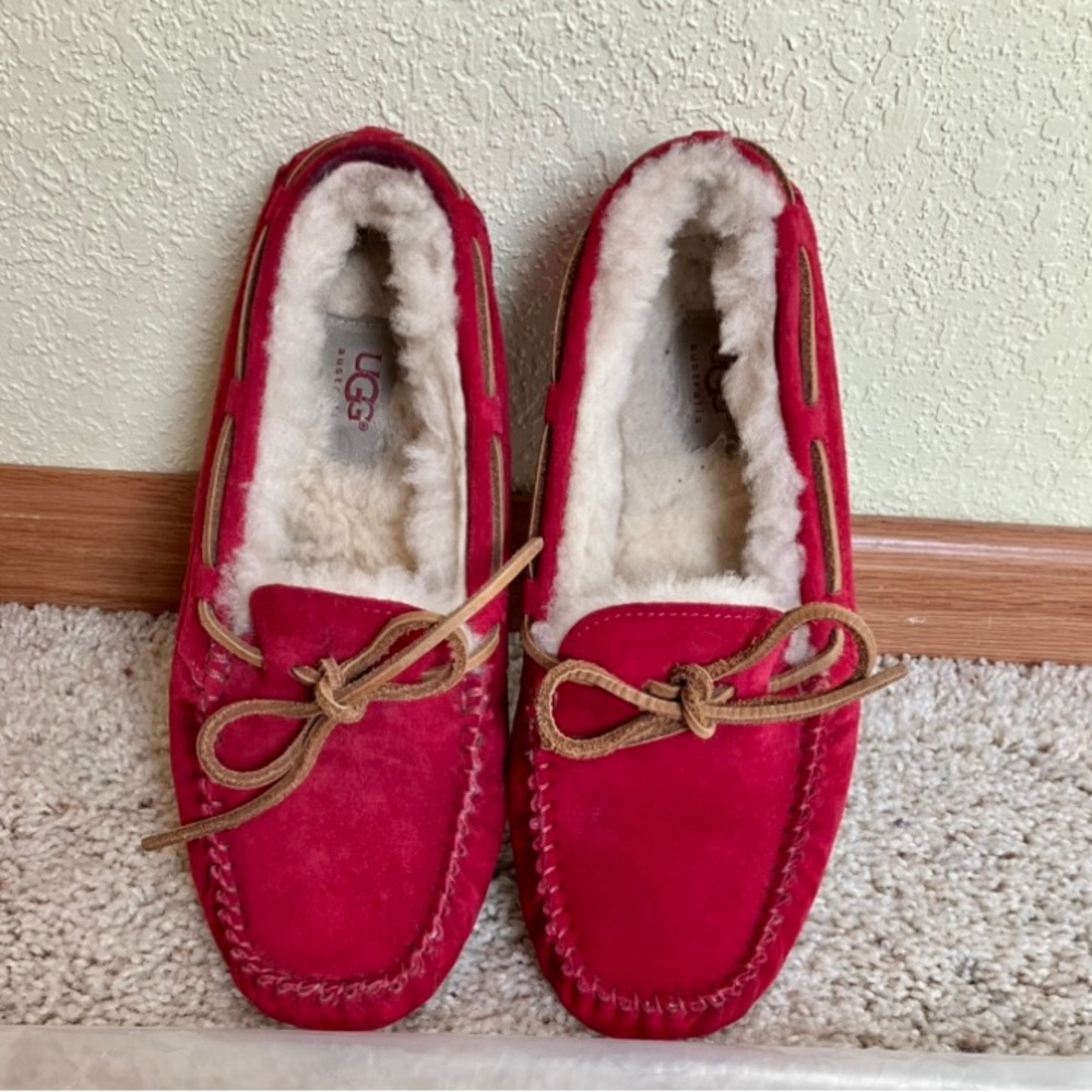 Ugg Women’s Dakota Red Suede Slipper - Size 7 (RUNS SMALL)!